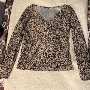 🦋 5 for $25 🦋 silky leopard print deep v long sleeve tee